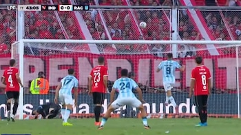 El penal que falló Maravilla Martínez y la llamativa reacción del arquero Rey en el clásico Independiente-Racing