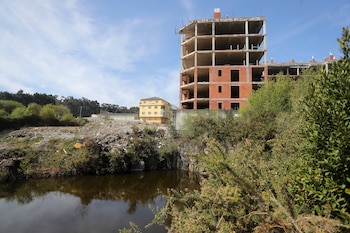 Exteriores del edificio abandonado en Cervo, Lugo, donde ha aparecido el cadáver. (Carlos Castro / Europa Press)