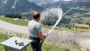 De fabricar nieve a combatir el fuego: la estrategia que prueba Suiza