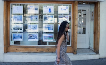 Una mujer joven pasa por