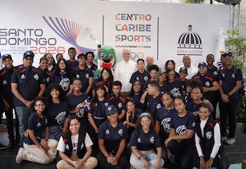 Estudiantes, docentes e INEFI participaron en el relevo de la antorcha durante el acto encabezado por el Ministerio de Educación. (Cortesía: Gobierno de República Dominicana)