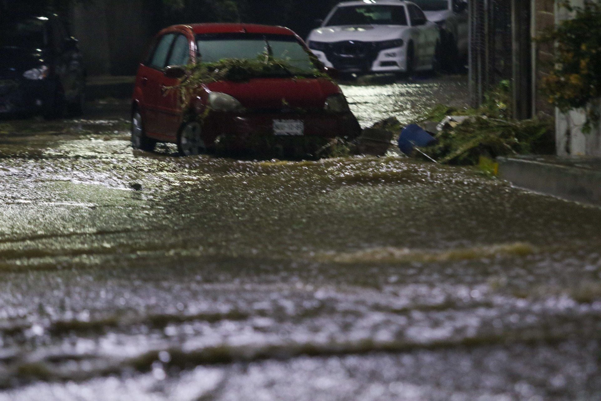 ECATEPEC, ESTADO DE MÉXICO, 06SEPTIEMBRE2021.- Coches arrastrados y puestos semifijos fue el saldo de las intensas lluvias en la colonia La Mora.
FOTO: MOISÉS PABLO/CUARTOSCURO.COM
