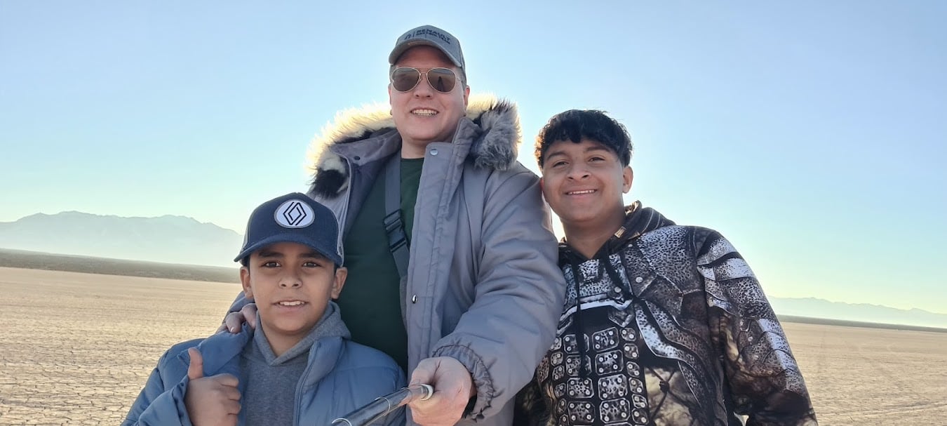 Tomás decidió convertirse en padre soltero y transformó su vida al abrir las puertas de su casa a tres adolescentes: primero a Ezequiel, luego a Emanuel y ahora a una nena de 13 años, de quien por ahora solo tiene la guarda provisoria
