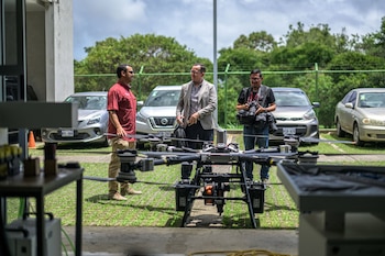 El patrullaje autónomo con drones sobre red 5G permite vigilancia continua, detección de movimientos y reportes inmediatos en calles, parques y lotes baldíos. (Foto: Promotora Costarricense de Innovación e Investigación)