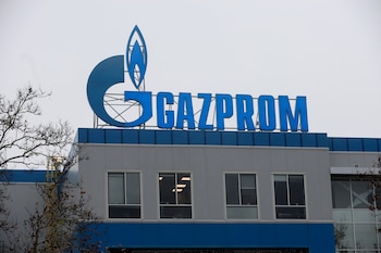 Un cartel de la productora