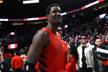 Deandre Ayton llegó a Lakers