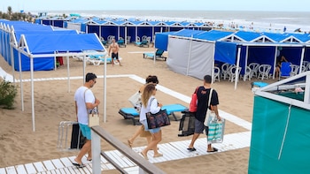 Carpas y sombrillas en Pinamar