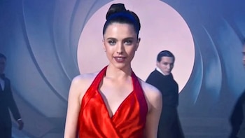 Margaret Qualley ya se puso en la piel de Chica Bond durante una actuación de los Oscar