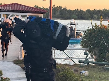 Agentes de la PNC trasladan