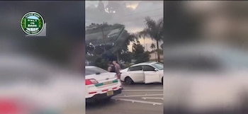 Ambos agentes atacados recibieron atención médica en el lugar y fueron dados de alta, sin presentación de lesiones graves ni civiles afectados (Captura Telemundo Miami)