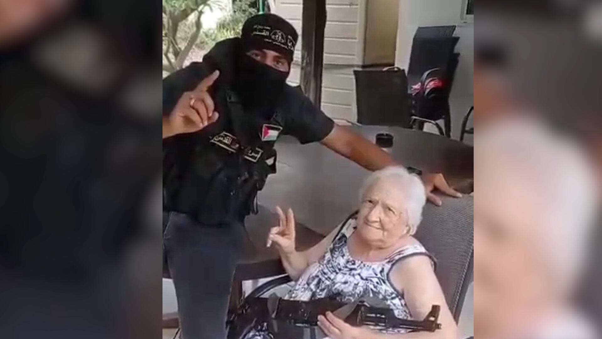 La abuela argentina junto al terrorista de Hamas en su casa del kibutz Nir Oz el 7 de octubre de 2023