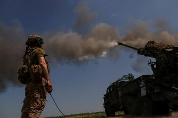 Un soldado ucraniano observa el disparo de un mortero hacia posiciones rusas en Bakhmut (REUTERS/Sofiia Gatilova/Archivo)