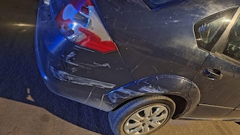 Chocó a dos autos estacionados,