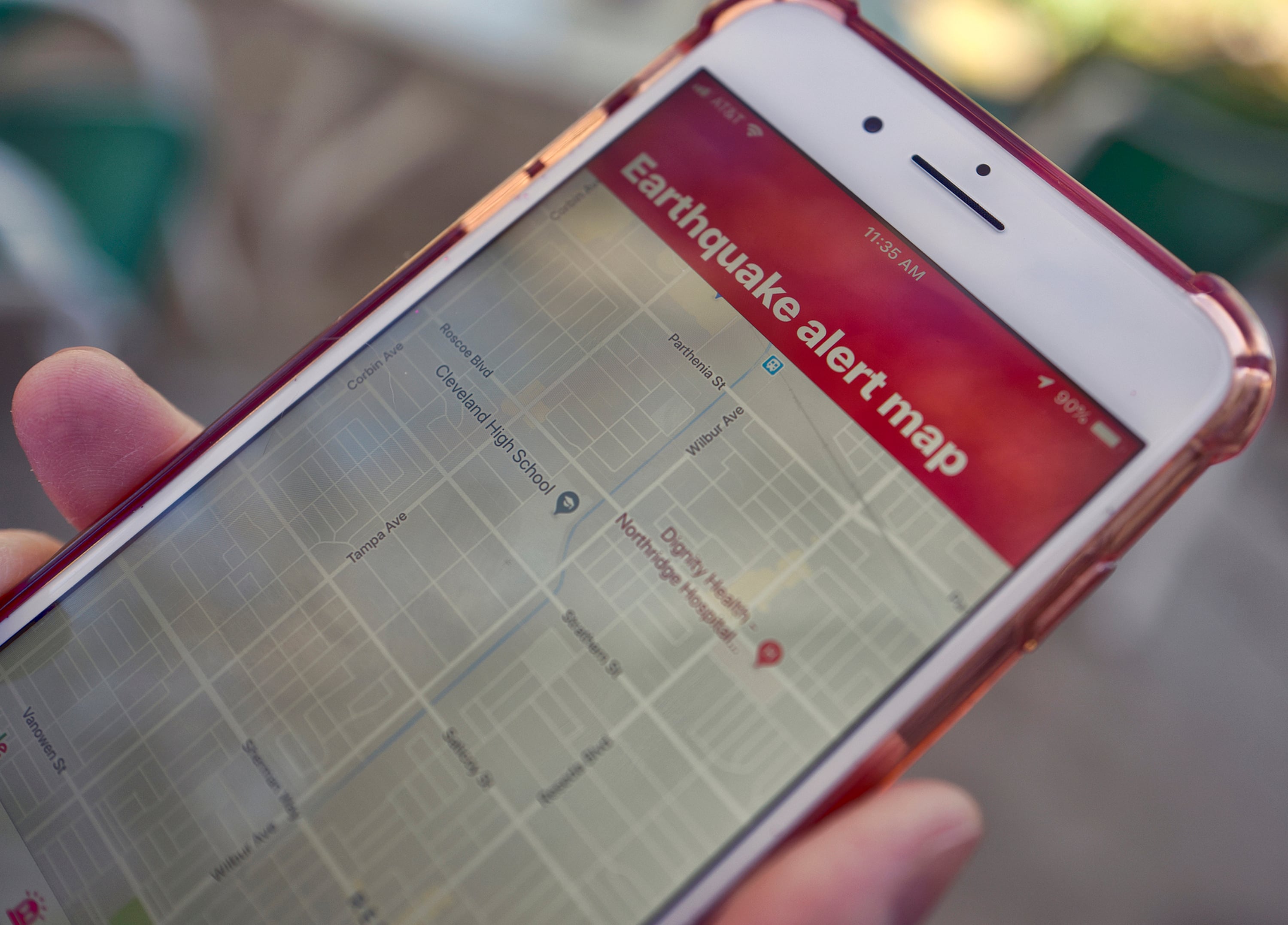 Aunque los usuarios de iPhone no pueden recibir las alertas sísmicas de Google, existen otras opciones disponibles en iOS. (AP Foto/Richard Vogel)