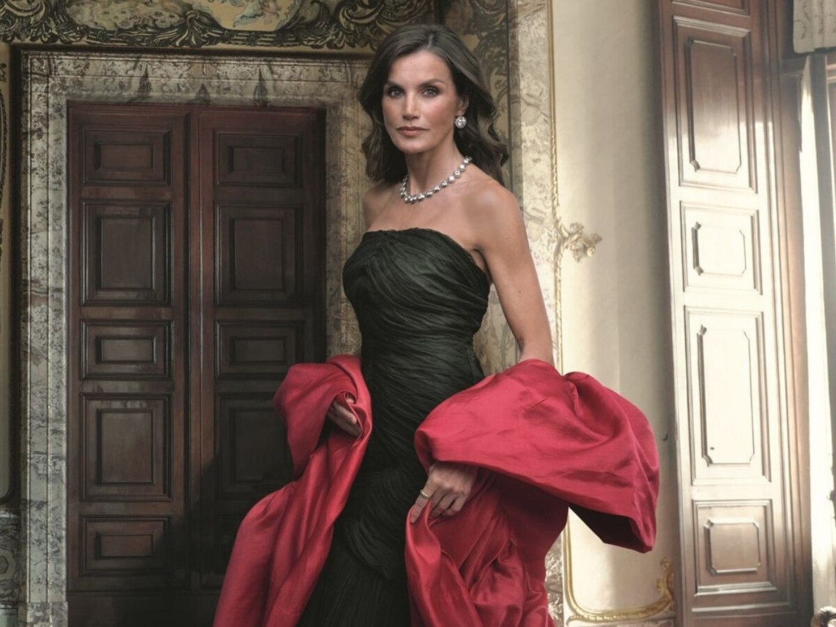 La historia detrás del 'look' de la reina Letizia en el retrato de Annie Leibovitz: el chal rojo fue lucido en la boda de Juan Carlos I y Sofía - Infobae