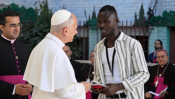 “Me hicieron sentir que mi vida importaba”: las historias que escuchó el papa León XIV en su visita al centro social CEDIA de Cáritas