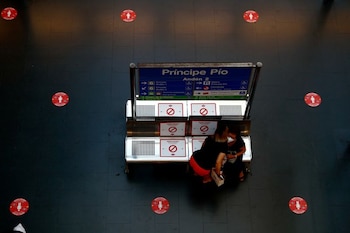 Dos mujeres con mascarillas se besan en la mejilla en un andén de metro en Madrid, España, el 22 de junio de 2020. REUTERS/Susana Vera