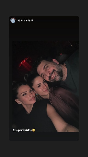 La China Suárez posa junto a un hombre y otra mujer en un ambiente oscuro. Se lee 'Mis preferidos' y el usuario 'agu.uslenghi'