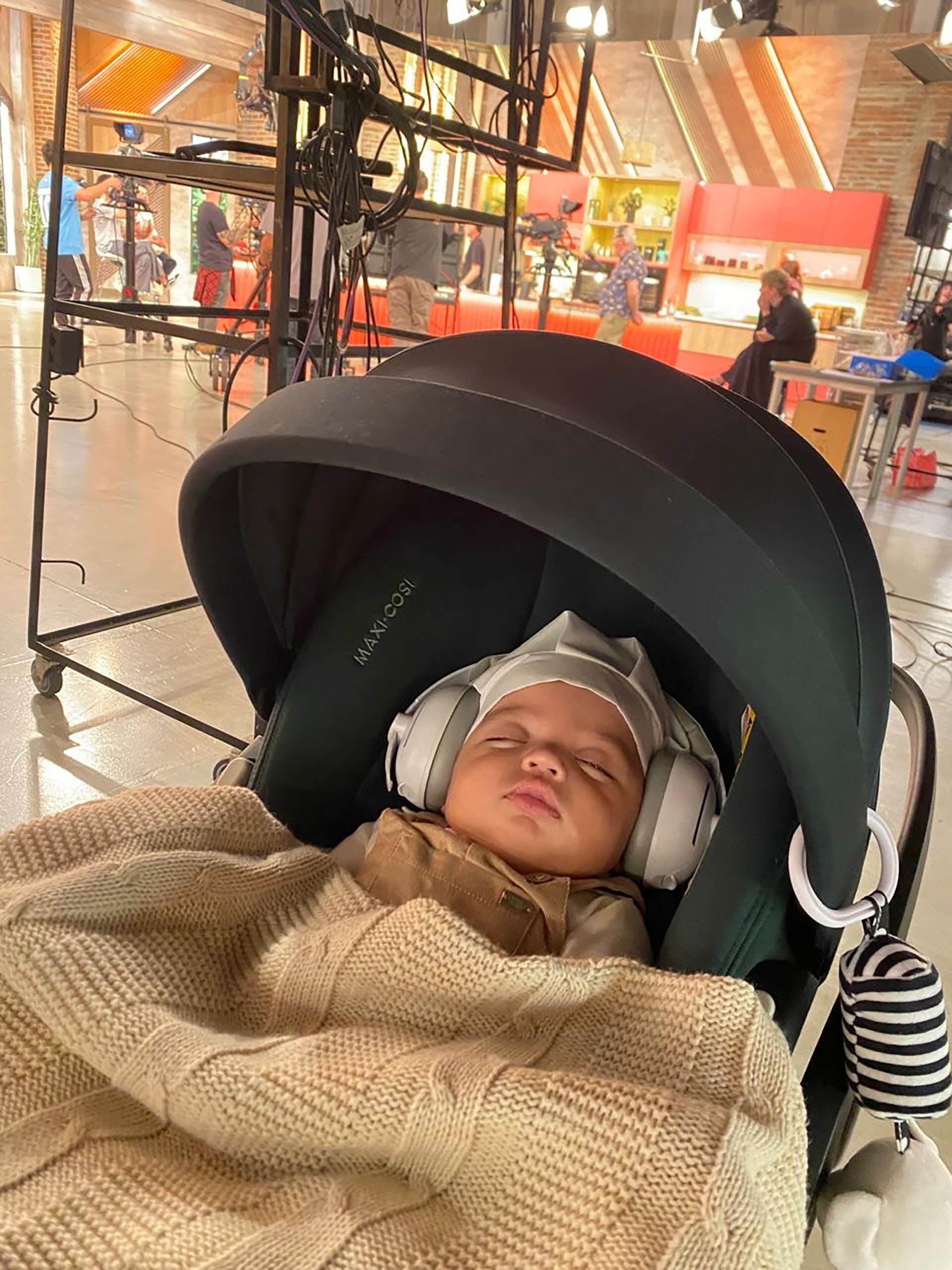 El reposo del guerrero: Isidro descansa mientras su madre trabaja