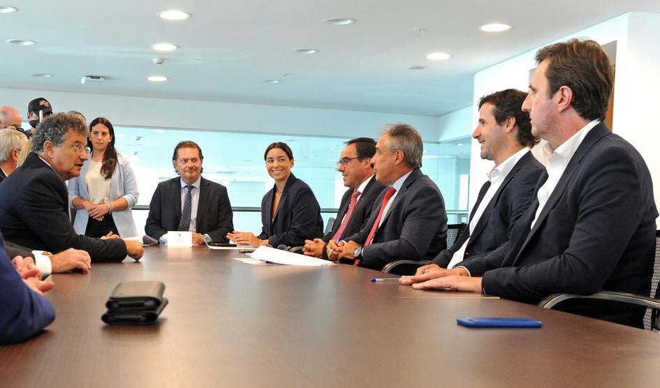 Representantes del gobierno uruguayo y de Aguas de Montevideo firman el Proyecto Neptuno, para la construcción de una toma de agua sobre el Río de la Plata (Presidencia)