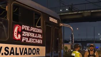 Un patrullero de la comisaría del Rímac auxilió al trabajador y lo trasladó a la dependencia policial para que brindara su manifestación - Créditos: Captura de pantalla de Latina.