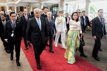 CIUDAD DE PANAMÁ (PANAMÁ), 22/06/2026.- El presidente de Panamá, José Raúl Mulino (3-i) camina junto a la vicepresidenta de Ecuador, María José Pinto (3-d), durante la conmemoración del Bicentenario del Congreso Anfictiónico este lunes, en Ciudad de Panamá (Panamá). Panamá conmemora los 200 años del Congreso Anfictiónico, la asamblea convocada por Bolívar en la capital panameña entre el 22 de junio y el 15 de julio de 1826 en un intento de unificar a los Estados americanos recién independizados de España. EFE/ Aris Mariota