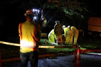 Un trabajador de Washington Gas supervisa a un equipo que trabaja para cerrar el suministro de gas a una casa gravemente dañada por un árbol caído, durante un tornado más temprano en la noche, en Gaithersburg, Maryland, EE.UU., 5 de junio de 2024. REUTERS/Allison Bailey