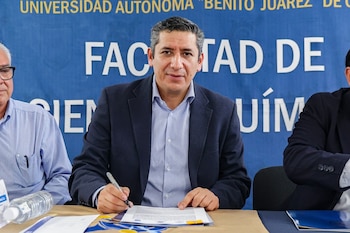 Bernardo Rodríguez Alamilla, fiscal de Oaxaca, también es señalado por la entrega de autos decomisados a funcionarios municipales.
Crédito: X/ @FiscalOaxaca