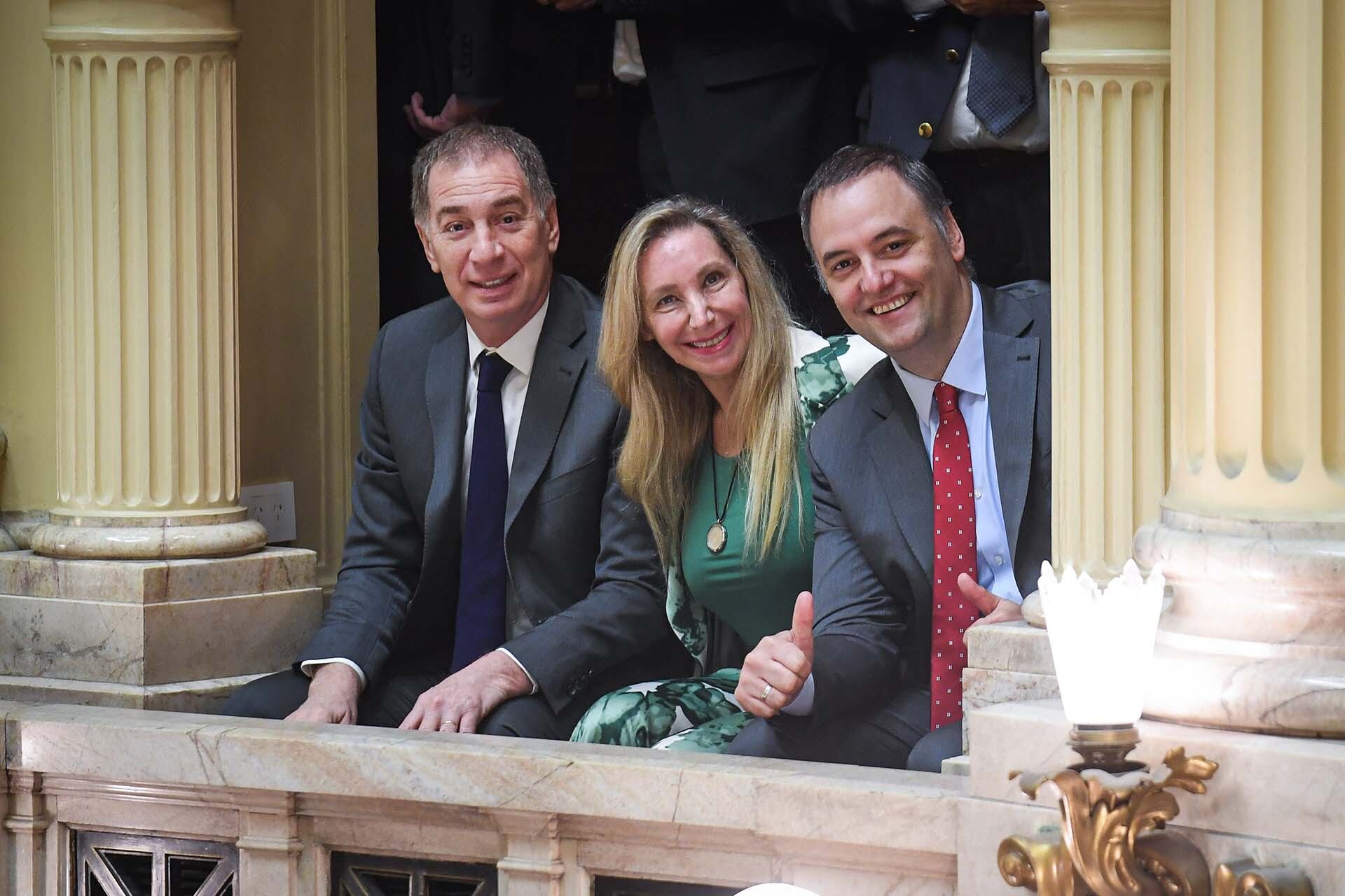 Diego Santilli, Karina Milei y Manuel Adorni, en la jura de senadores. Hubo otro cruce con Victoria Villarruel