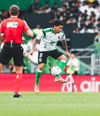 Gustavo Puerta registró 10 recuperaciones de balón en su debut de la Liga en España ante Villarreal, por encima del promedio de los volantes colombianos - crédito Racing de Santander