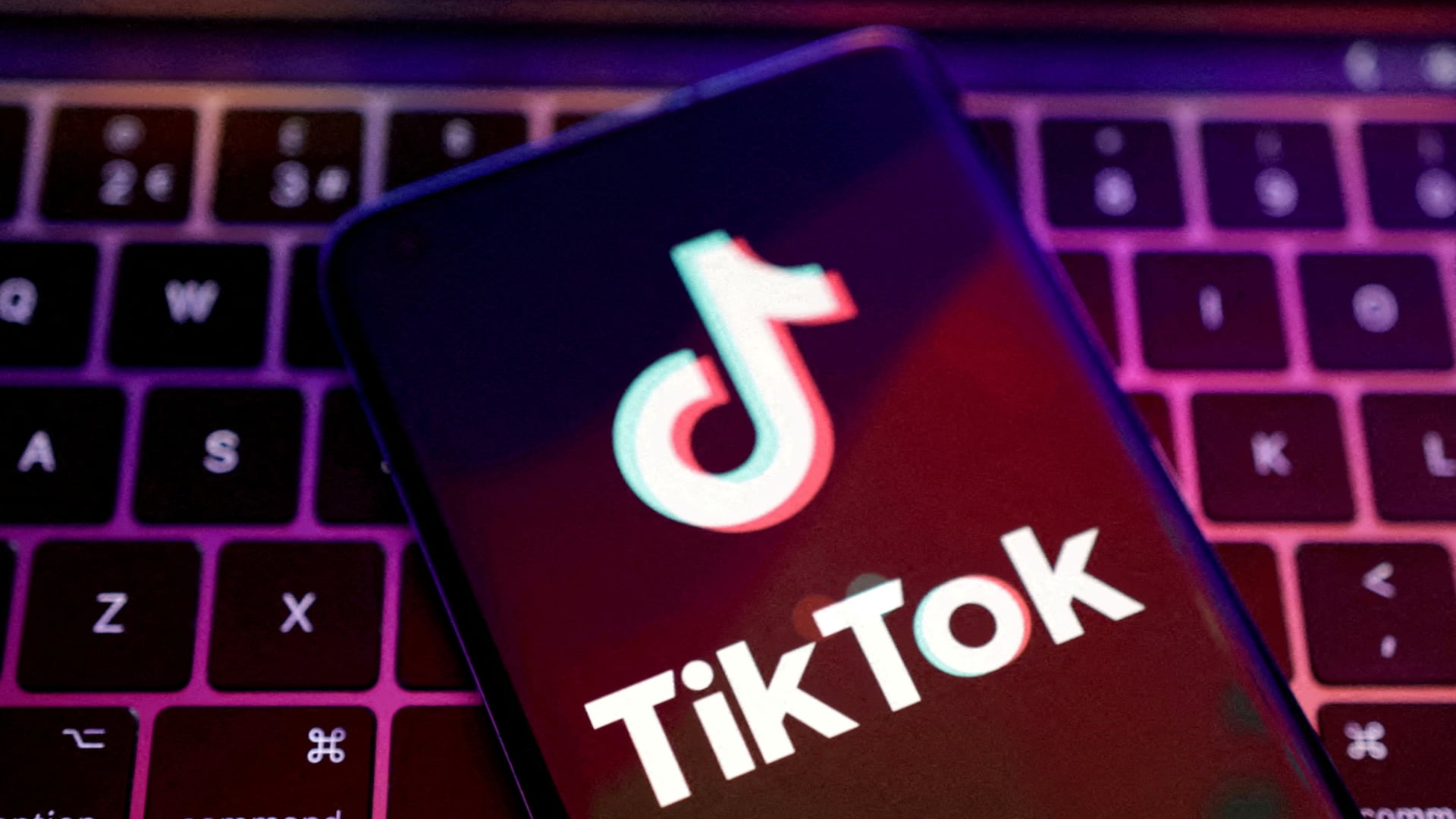 Una de las redes sociales más cuestionadas por sus políticas de videos y su sistema atractivo para menores es TikTok - crédito Reuters