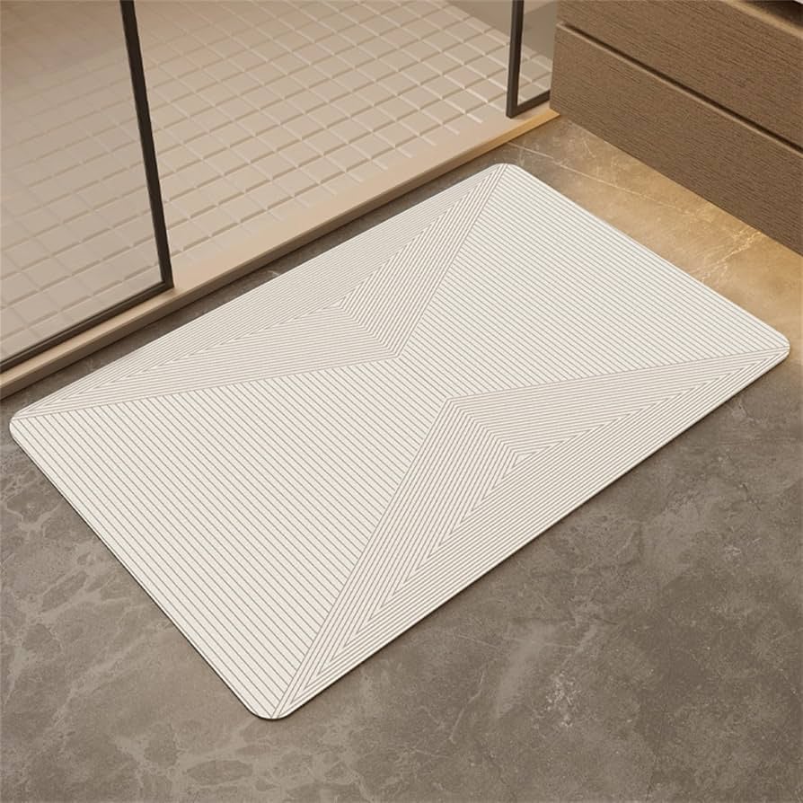 La alfombra de diatomita absorbe el agua al contacto con los pies mojados (Amazon)