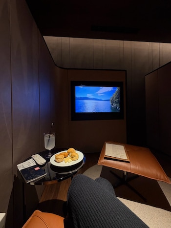 El contraste entre tecnología de belleza y momentos cotidianos potencia el carisma de Lola Latorre como influencer en tendencias lifestyle