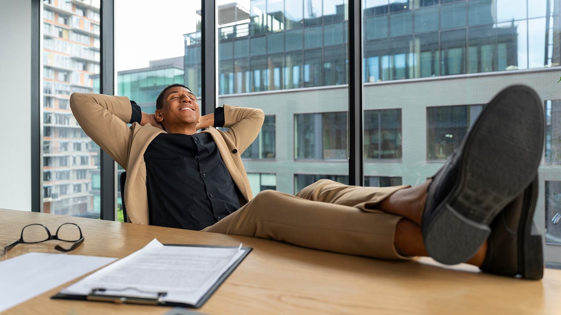 Los microdescansos en el trabajo mejoran la productividad y reducen el estrés, según estudios científicos recientes (Freepik)