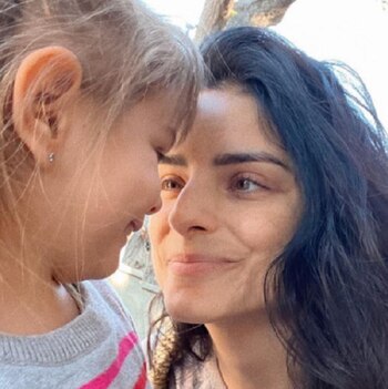 Aislinn Derbez trata de criar