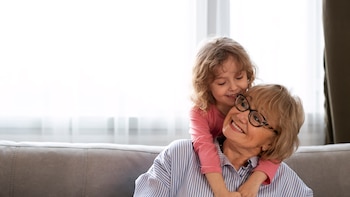 Alquiler de abuelas: el novedoso proyecto que es furor en Argentina