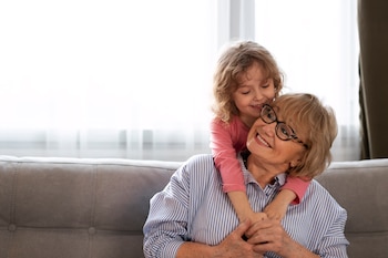 Miles de consultas y reacciones virales posicionan al alquiler de abuelas como un fenómeno social en el país (Freepik)