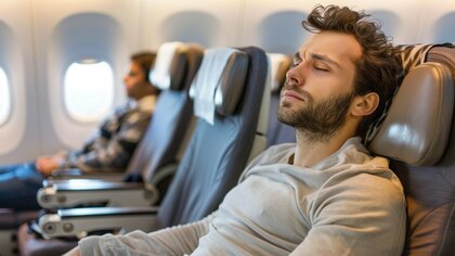 Un nuevo estudio revela por qué no es bueno beber alcohol antes de un vuelo de larga distancia