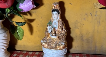 Dentro del templo chino de Barrios Altos, la figura de Kuan-yin ofrece protección exclusiva a las mujeres que enfrentan desafíos. Créditos: capturas