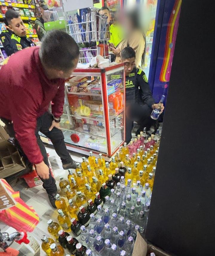 Incautadas 155 botellas de licor adulterado y una mujer capturada dejan operativos en San Cristóbal - crédito Policía Metropolitana de Bogotá
