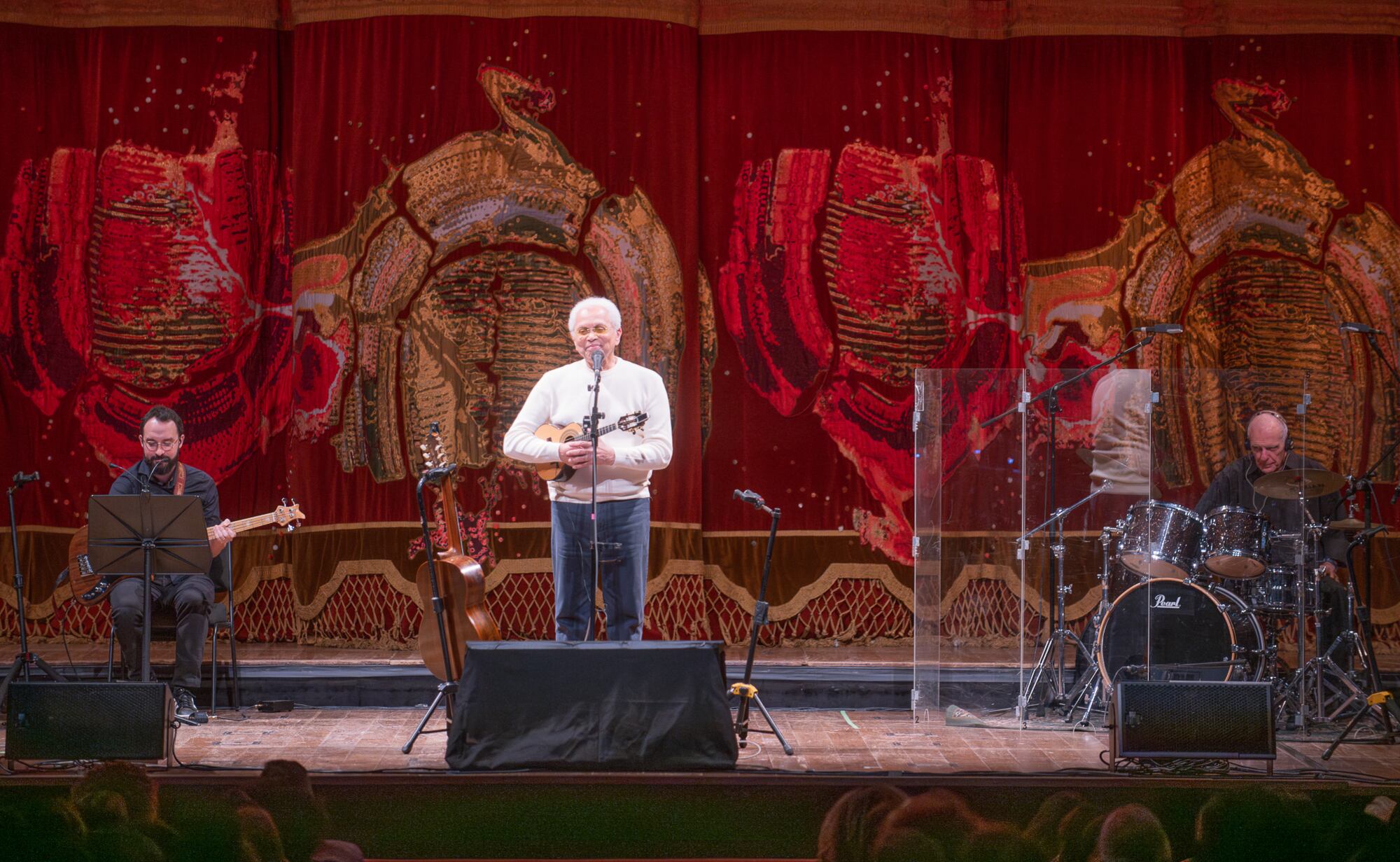 El artista brasileño Paulinho da Viola ofreció un concierto sobre el escenario del Teatro Colón