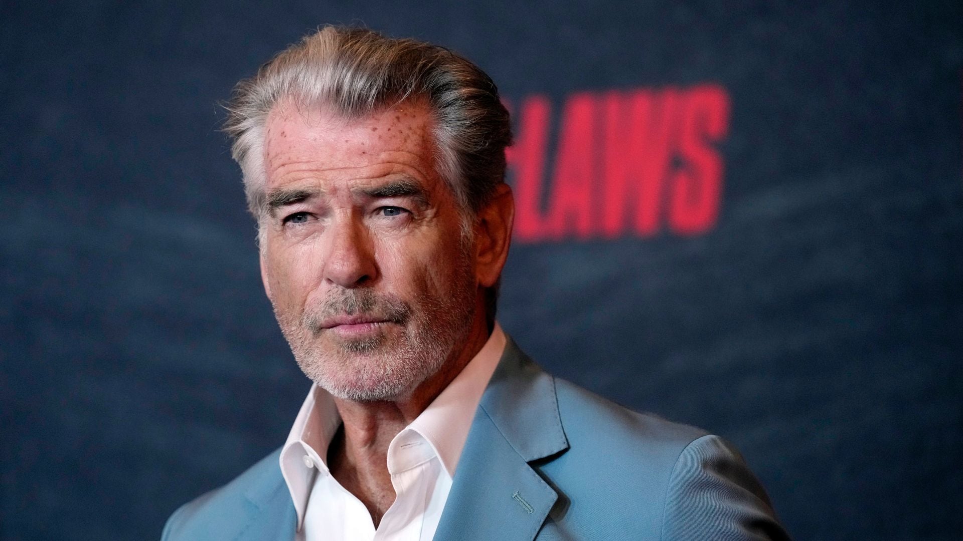 Pierce Brosnan, el actor que encarnó a James Bond a fines del siglo XX, tiene 72 años (AP)