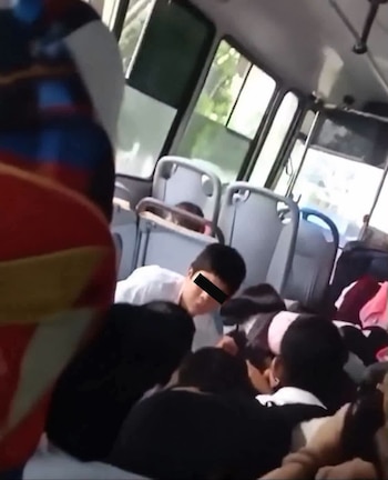 El camión transportaba a menores que son alumnos de una secundaria. (X @michelleriveraa)