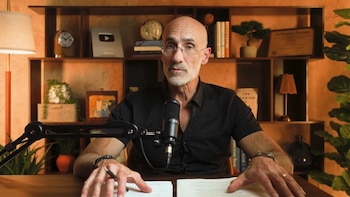 “Debería irme a dormir, pero no voy a hacerlo”: Arthur Brooks explica qué es la procrastinación vengativa y por qué afecta la felicidad