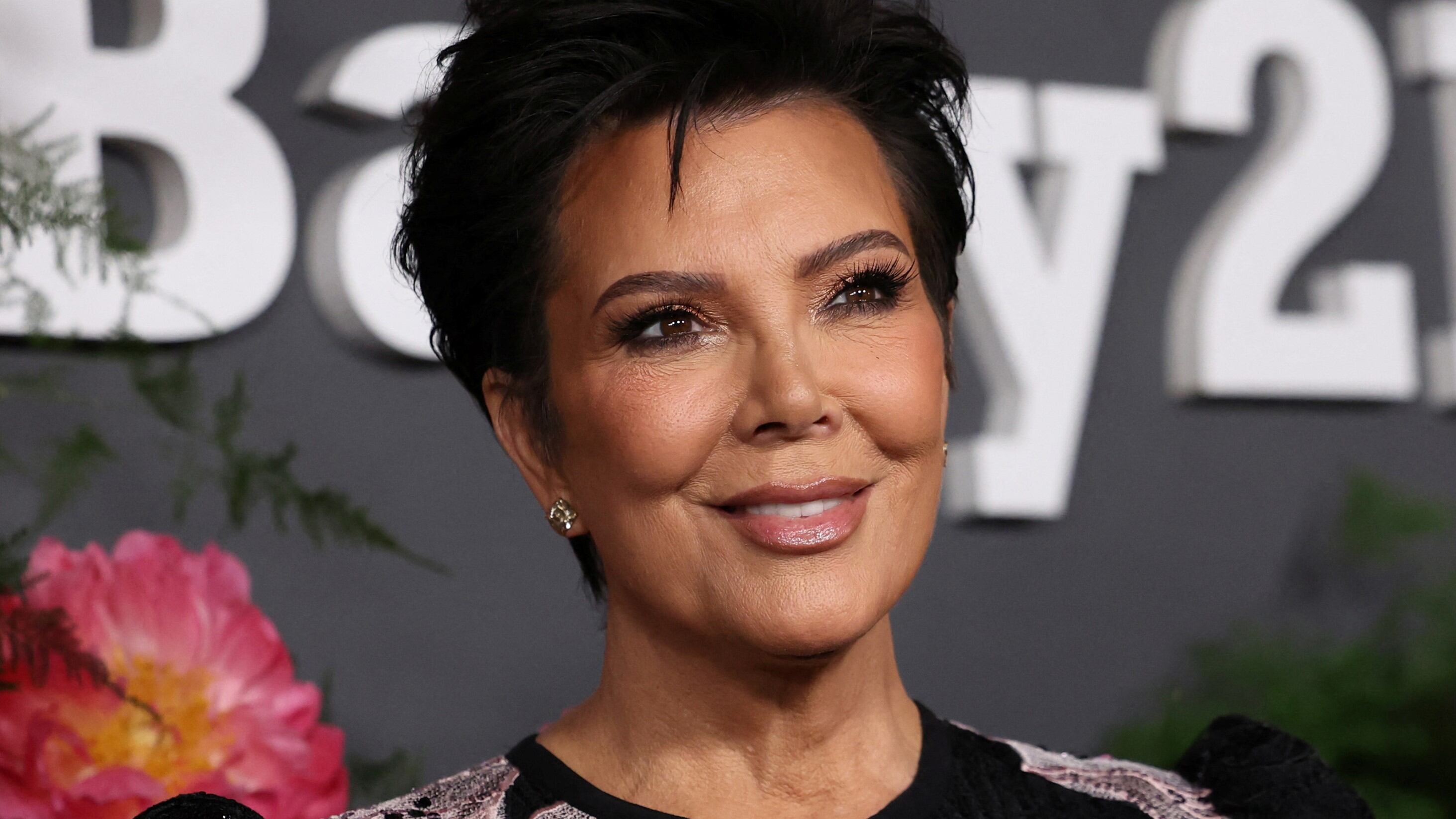 La resiliencia emocional frente a la crítica mediática fortalece la cohesión del clan Kardashian, según Kris Jenner (REUTERS/Mario Anzuoni)