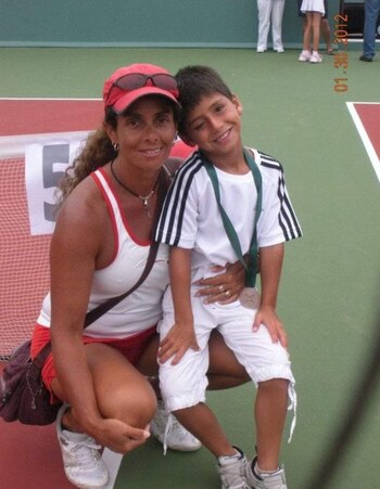 Claudia Suárez junto a su