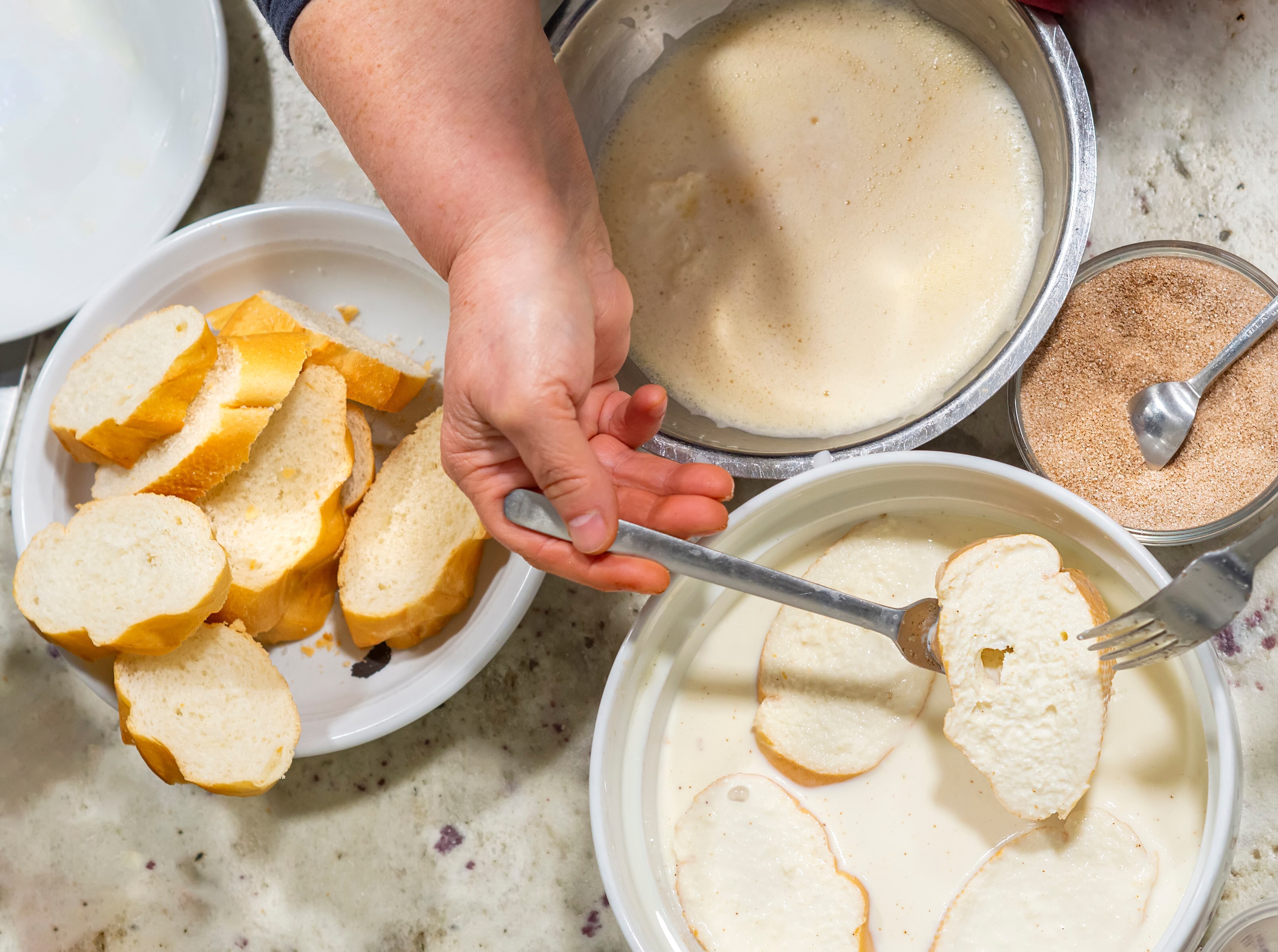 Elaboración de las torrijas, reinas de la gastronomía en Semana Santa (Adobe Stock)