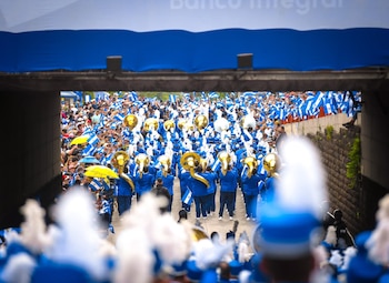 Banda El Salvador abre el desfile de independencia con el himno nacional y reúne a mil jóvenes formados en 14 sedes departamentales. (Foto: Secretaría de Prensa de la Presidencia)
