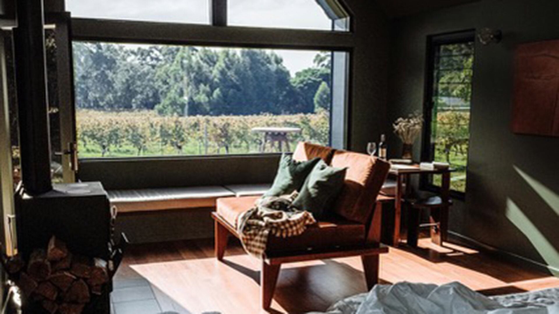 Disponer muebles hacia vistas naturales combina prospectiva y refugio para fortalecer la sensación de seguridad en casa