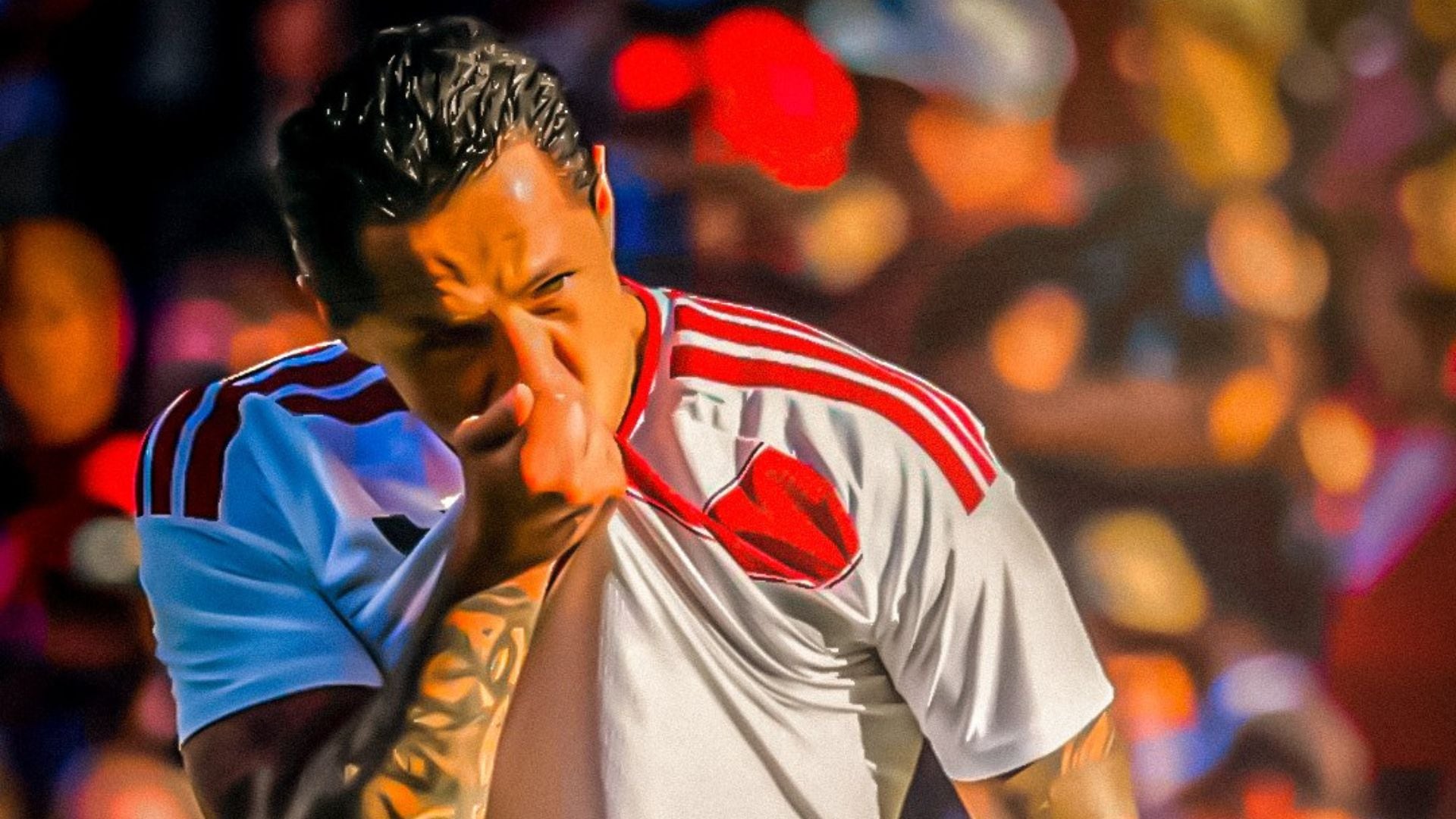 Gianluca Lapadula besando el escudo de Perú en la camiseta nacional. - Crédito: Diario Crema